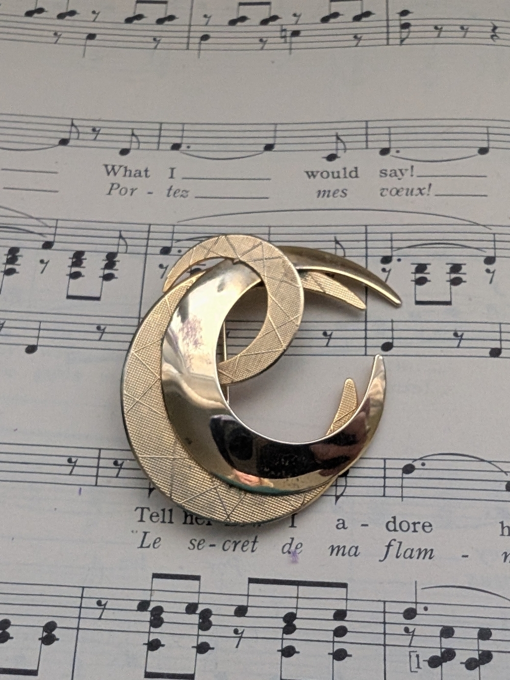 Swirling Gold-tone Retro Brooch - Abstract Crescent Design
